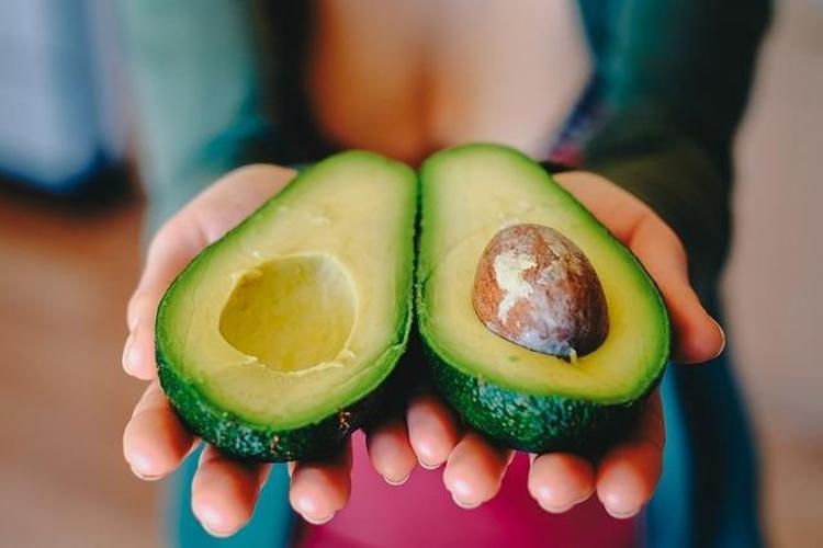 Vücuttaki eksikliği saçları avuç avuç döküyor O besinden günde 1 tane yiyince kelliği önlüyor, vitamin değerlerine zirve yaptırıyor