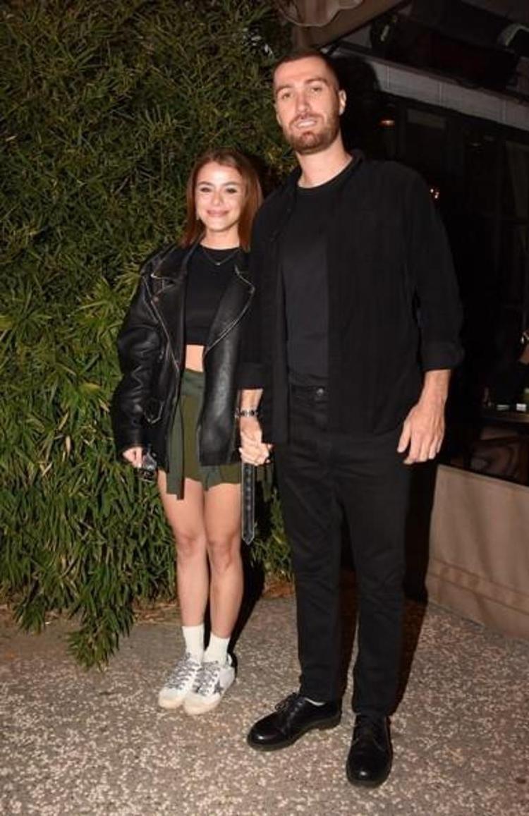 Seda Sayanın müstakbel gelini İlayda Alişan dekolteli mini elbisesiyle göz kamaştırdı