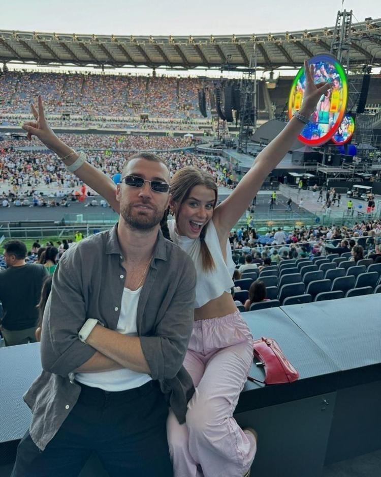 Seda Sayanın müstakbel gelini İlayda Alişan dekolteli mini elbisesiyle göz kamaştırdı