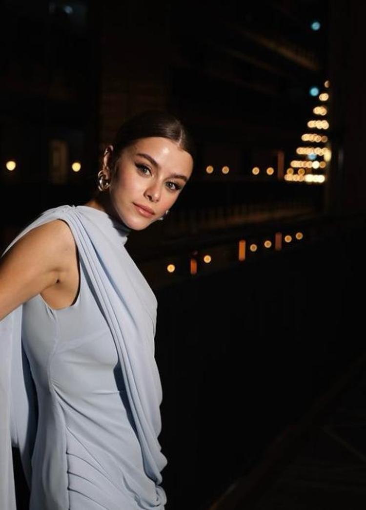 Seda Sayanın müstakbel gelini İlayda Alişan dekolteli mini elbisesiyle göz kamaştırdı