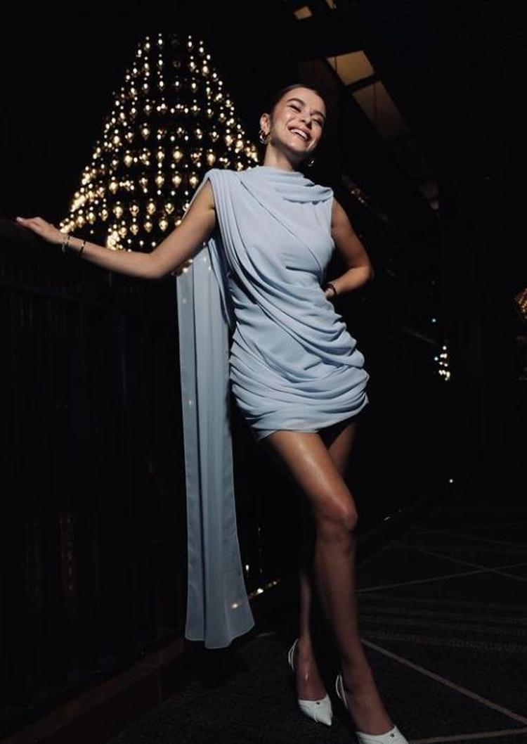 Seda Sayanın müstakbel gelini İlayda Alişan dekolteli mini elbisesiyle göz kamaştırdı