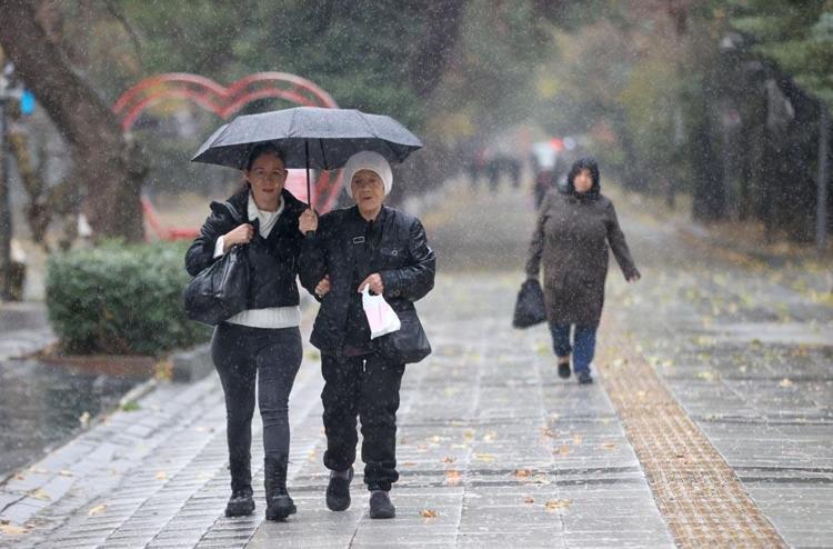 Lapa lapa kar yağışı, soğuk hava ve sağanak yağışlar geliyor Meteoroloji illeri tek tek uyardı