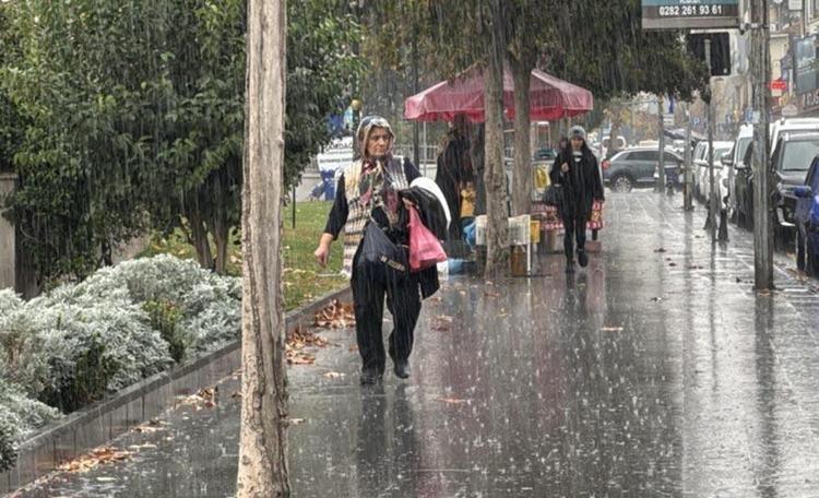 Lapa lapa kar yağışı, soğuk hava ve sağanak yağışlar geliyor Meteoroloji illeri tek tek uyardı