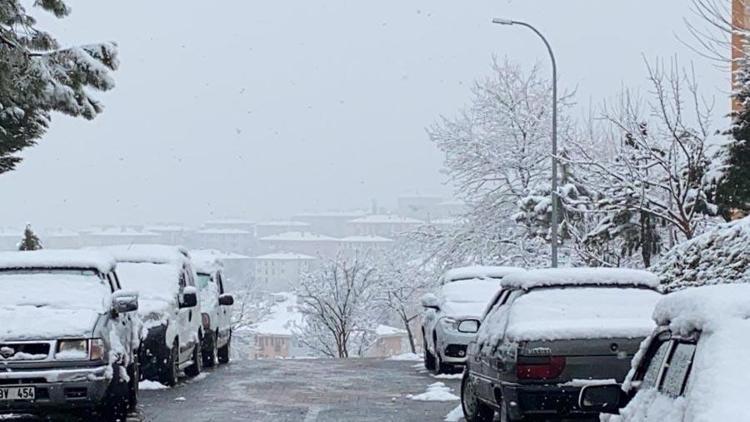 Meteoroloji son raporu açıkladı; Kar yağışları ve sağanaklar hayatı olumsuz etkileyecek AKOMdan İstanbula kar uyarısı geldi: Sıcaklıklar 12 derece birden düşecek