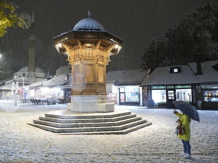 Meteoroloji son raporu açıkladı; Kar yağışları ve sağanaklar hayatı olumsuz etkileyecek AKOMdan İstanbula kar uyarısı geldi: Sıcaklıklar 12 derece birden düşecek
