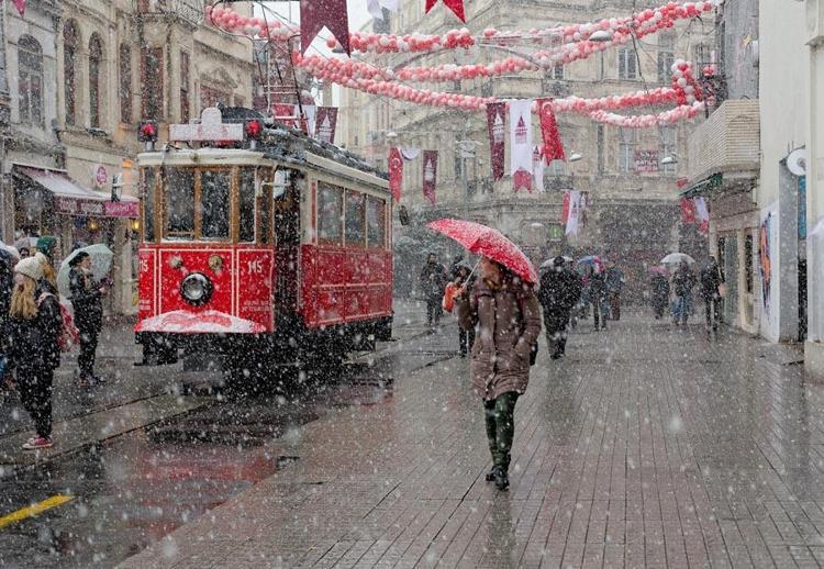 Meteoroloji son raporu açıkladı; Kar yağışları ve sağanaklar hayatı olumsuz etkileyecek AKOMdan İstanbula kar uyarısı geldi: Sıcaklıklar 12 derece birden düşecek
