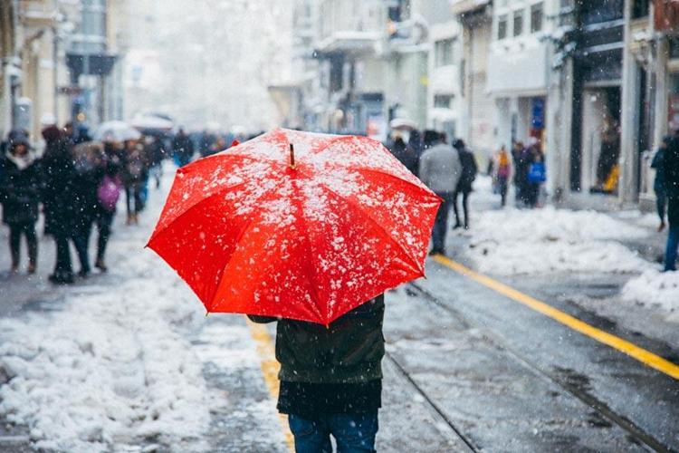 Meteoroloji son raporu açıkladı; Kar yağışları ve sağanaklar hayatı olumsuz etkileyecek AKOMdan İstanbula kar uyarısı geldi: Sıcaklıklar 12 derece birden düşecek