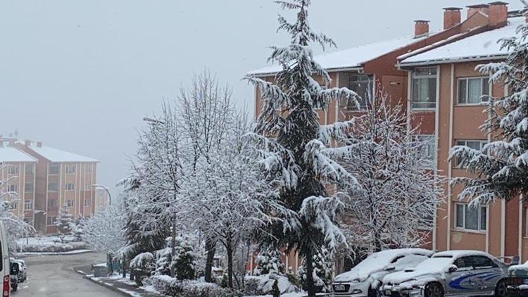 Meteoroloji son raporu açıkladı; Kar yağışları ve sağanaklar hayatı olumsuz etkileyecek AKOMdan İstanbula kar uyarısı geldi: Sıcaklıklar 12 derece birden düşecek
