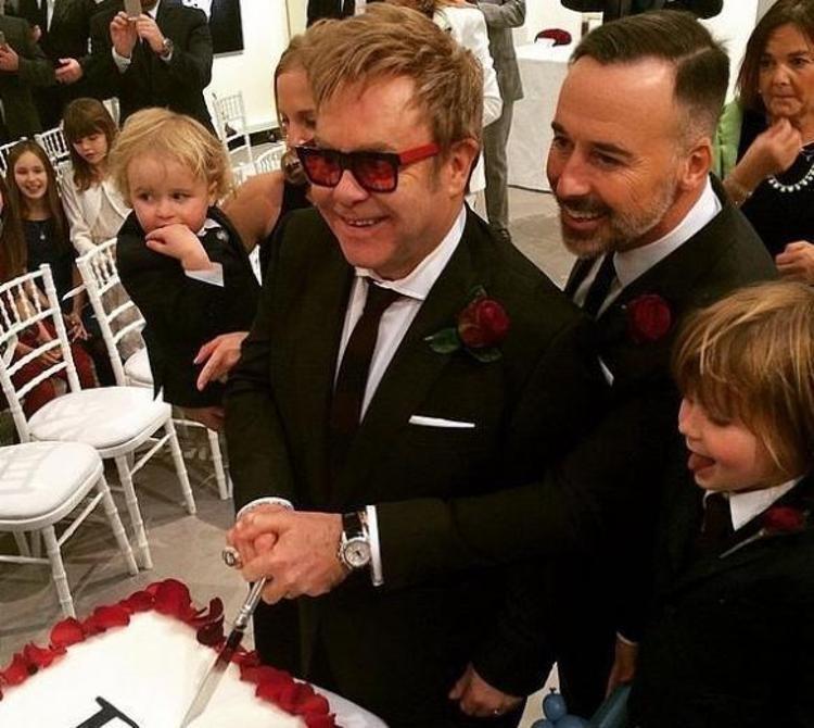 Ünlü şarkıcı Elton Johndan kötü haber Görme yetisini kaybetti