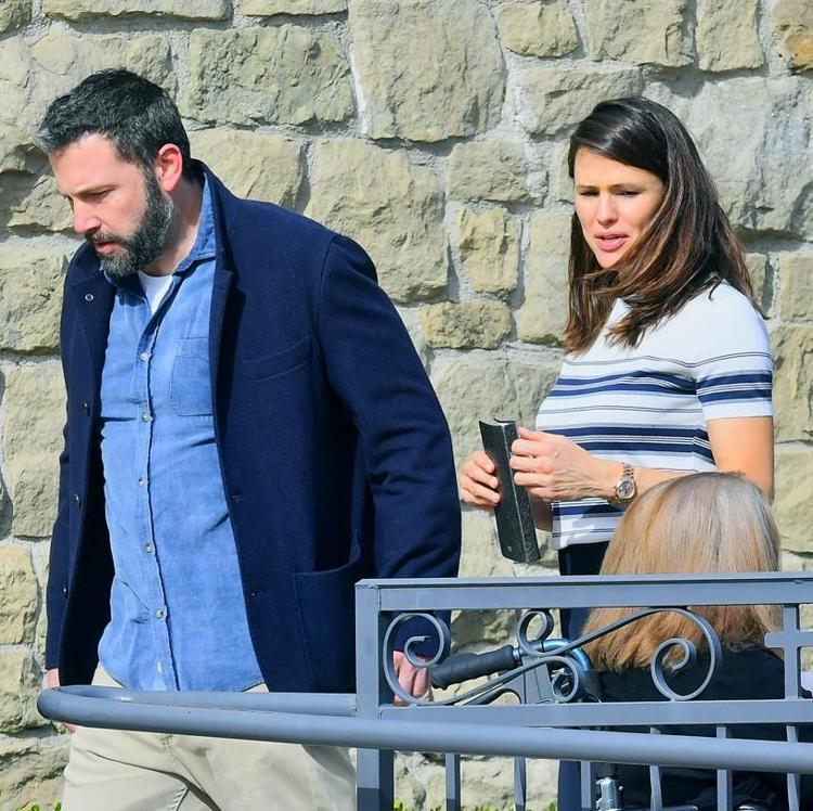 ÇOCUKLARIYLA BİRLİKTE HAYIR ETKİNLİĞİNE GİTTİLER