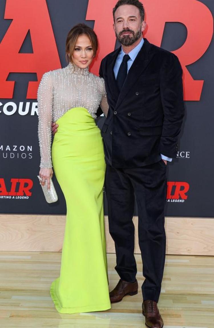 YÜZÜ DE HİÇ GÜLMÜYOR…