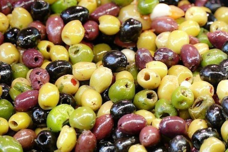 Kansersavar besinler listesinde ilk sırada Osman Müftüoğlu herkesin merak ettiği soruyu yanıtladı: Siyah zeytin mi faydalı yeşil zeytin mi