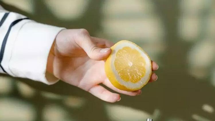 LİMON SUYU İLE TIRNAK IŞILTISI