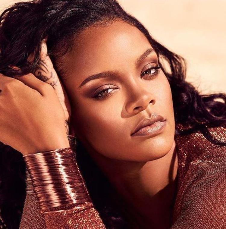 Gören bir daha baktı Rihanna kırmızı halıya göz kamaştırdı