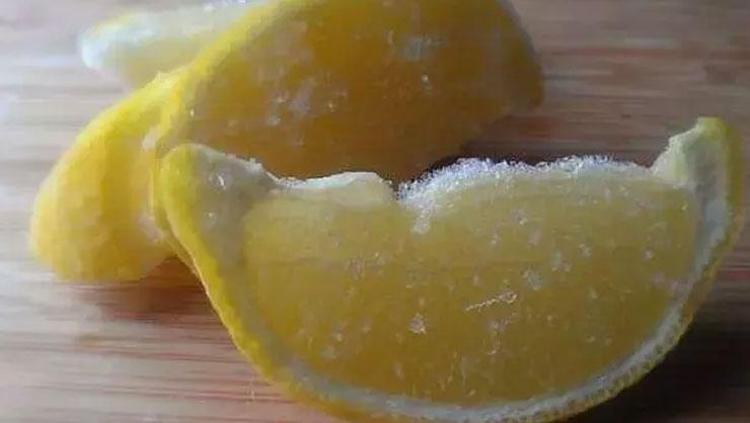 DOĞAL YAĞ YAKICI: LİMON SUYU