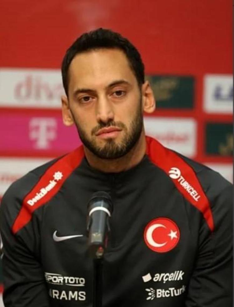Milli futbolcu Hakan Çalhanoğlu’nun pırlanta işlemeli saati dudak uçuklattı