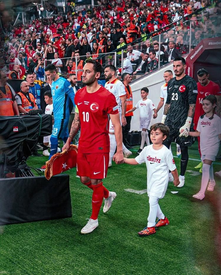 Milli futbolcu Hakan Çalhanoğlu’nun pırlanta işlemeli saati dudak uçuklattı