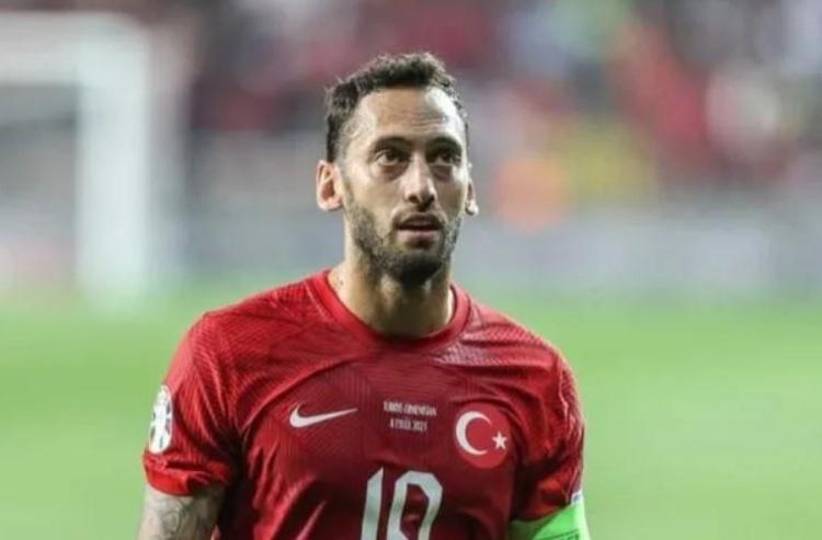Milli futbolcu Hakan Çalhanoğlu’nun pırlanta işlemeli saati dudak uçuklattı