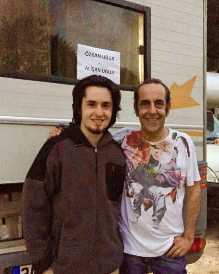 Altın Kelebek ödül töreninde duygusal anlar Özkan Uğurun oğlu: Keşke benim yerimde babam olsaydı
