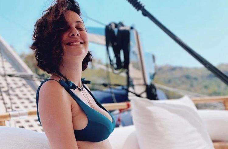 20 kilo veren Bergüzar Korel sırt dekolteli elbisesiyle büyüledi
