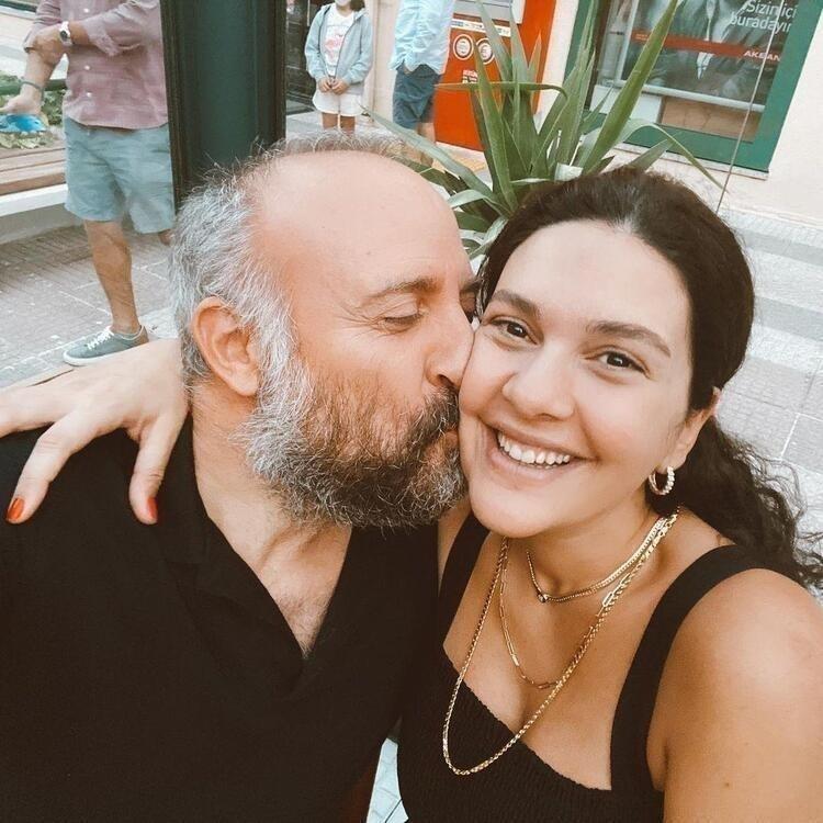 20 kilo veren Bergüzar Korel sırt dekolteli elbisesiyle büyüledi