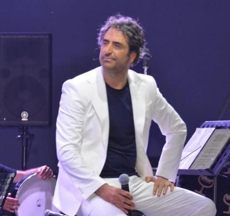 Mahsun Kırmızıgül annesi için mevlit okuttu Bir isim dikkat çekti