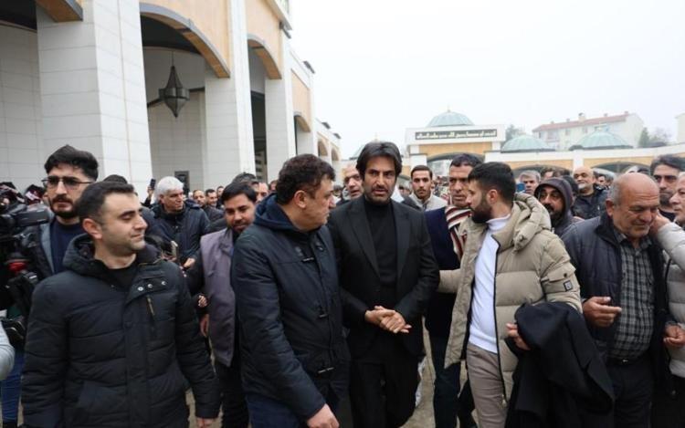 Mahsun Kırmızıgül annesi için mevlit okuttu Bir isim dikkat çekti