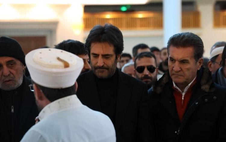 Mahsun Kırmızıgül annesi için mevlit okuttu Bir isim dikkat çekti