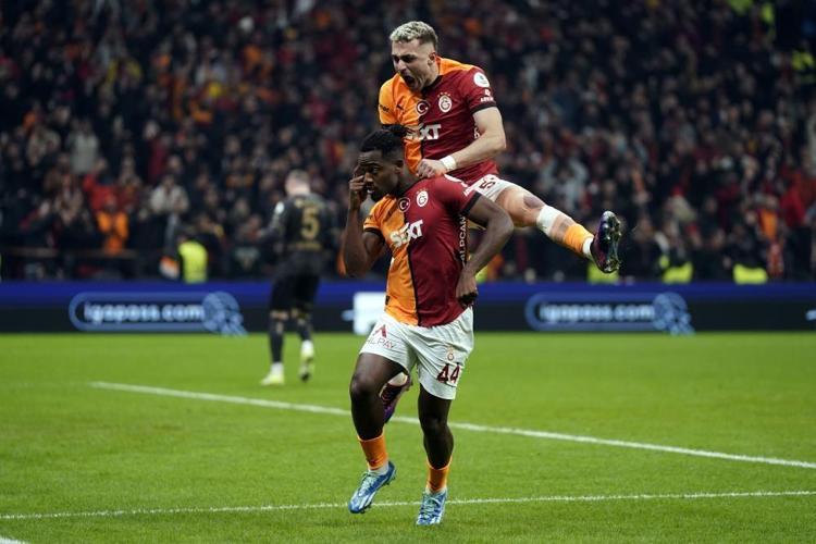 Uzun yıllar hafızalardan silinmeyecek derbi Galatasaray Trabzonsporu uzatmalarda devirdi