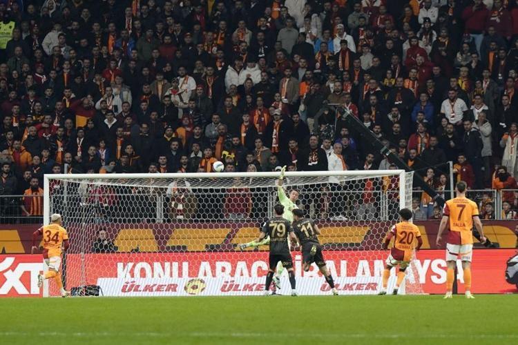 KAAN AYHAN 4 MAÇ SONRA 11’DE YER ALDI