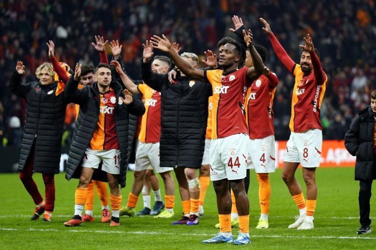 Uzun yıllar hafızalardan silinmeyecek derbi Galatasaray Trabzonsporu uzatmalarda devirdi