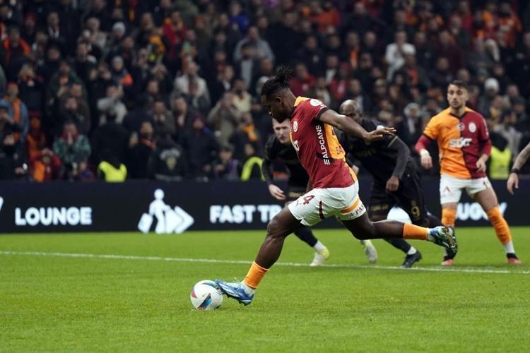 Uzun yıllar hafızalardan silinmeyecek derbi Galatasaray Trabzonsporu uzatmalarda devirdi