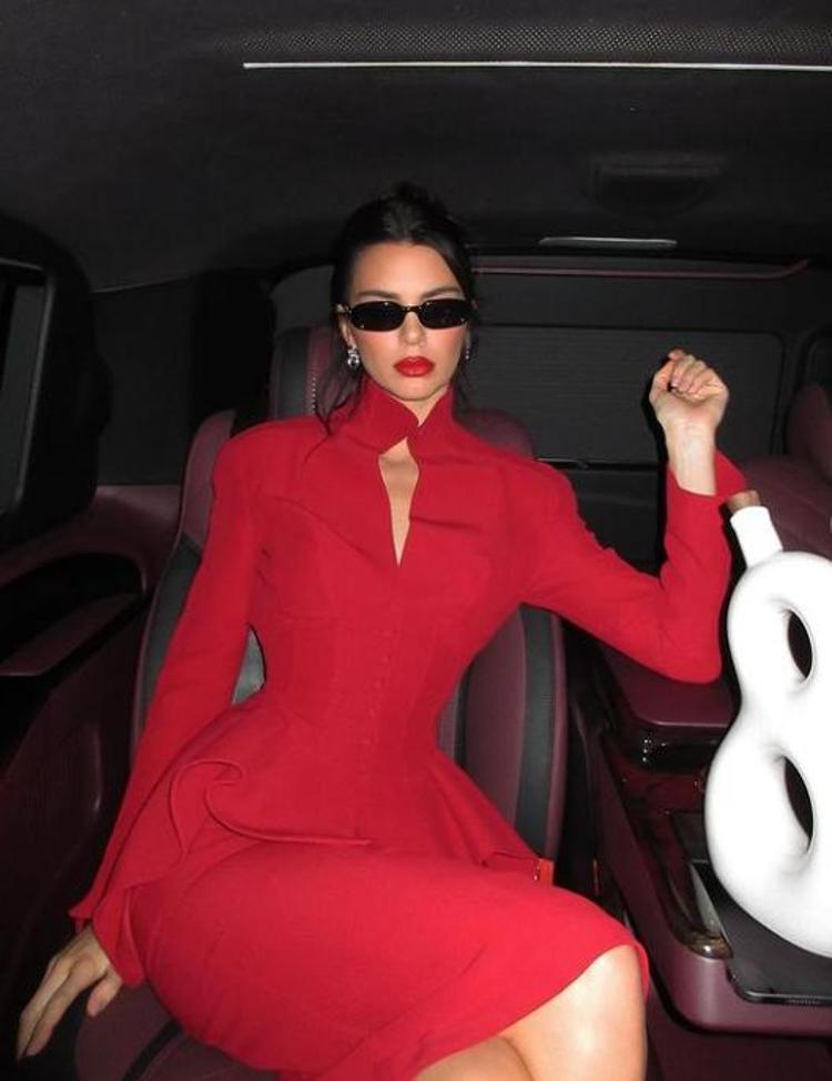 Görenler ayırt edemedi: Özgü Kaya mı, Kendall Jenner mı