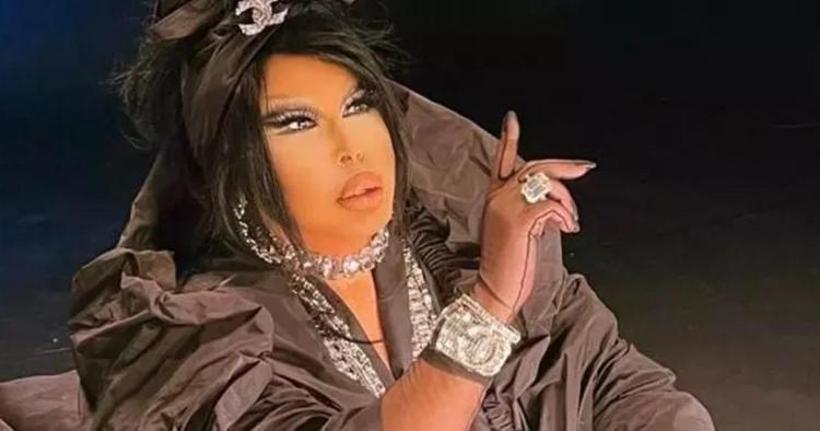 Bülent Ersoyla ilgili sözleri tepki çekmişti Dizlerine kapanıp af diledi