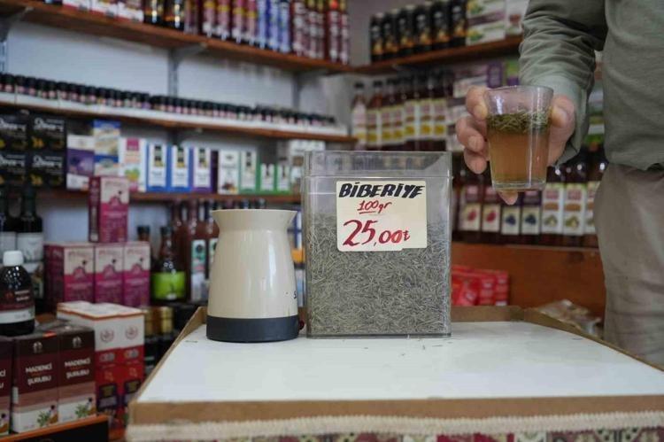 Değdiği yerden saç fışkırıyor Şampuan içerisine 5 damla koymak yetiyor, kelliğin kesin ilacı Parıl parıl parlayan, Rapunzel gibi saçların sırrı