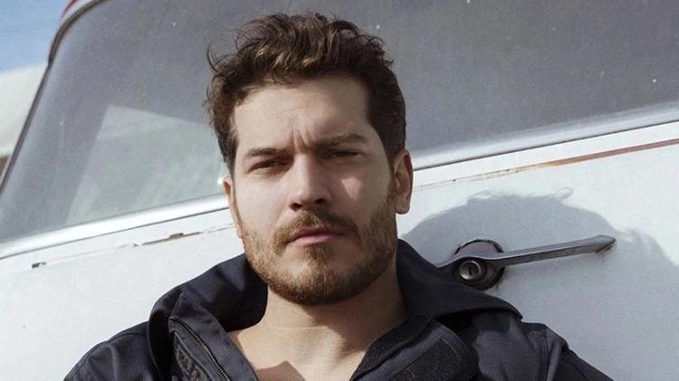 Yılın aşkı belgelendi: Çağatay Ulusoy ve Aslıhan Malbora havalimanında yakalandı