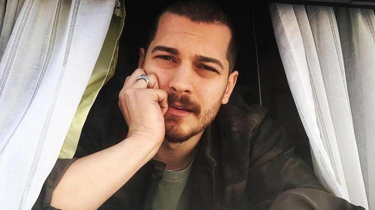 Yılın aşkı belgelendi: Çağatay Ulusoy ve Aslıhan Malbora havalimanında yakalandı