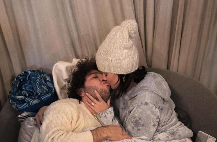 Selana Gomez ve Benny Blanco aşka geldi Ünlü çiftten dudak dudağa poz: Daha iyi bir hediye yok