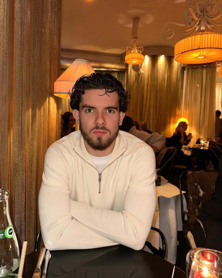 Milli futbolcu Ferdi Kadıoğlu’nun kayınpederi de çok ünlüymüş Mesleğini duyanlar şaşkınlığını gizleyemedi