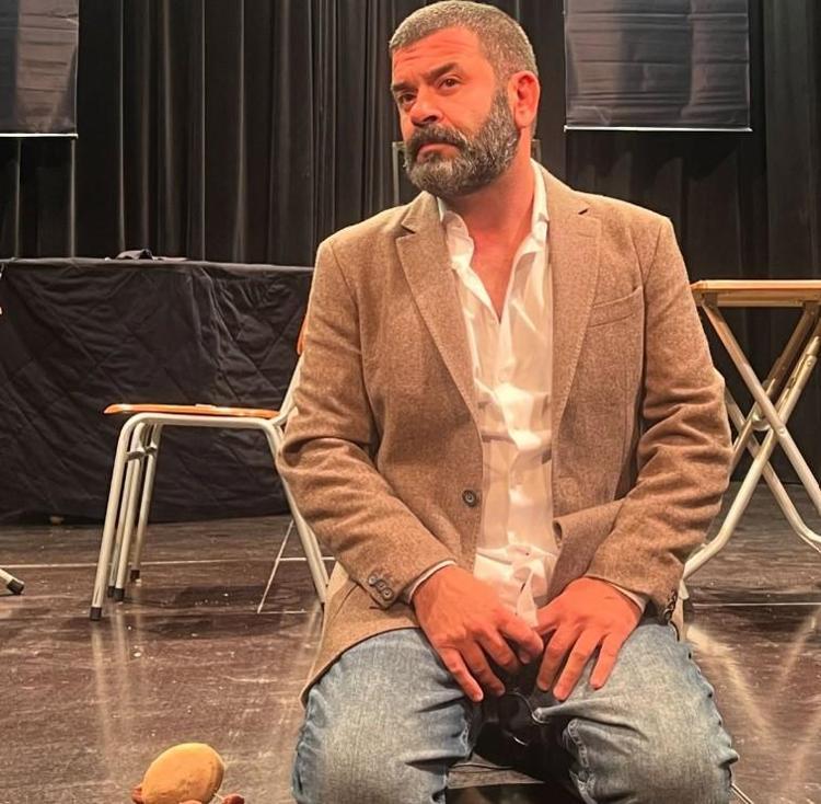 İlişkisini ilan etti Bülent Şakrak aradığı aşkı 22 yaş küçük oyuncuda buldu