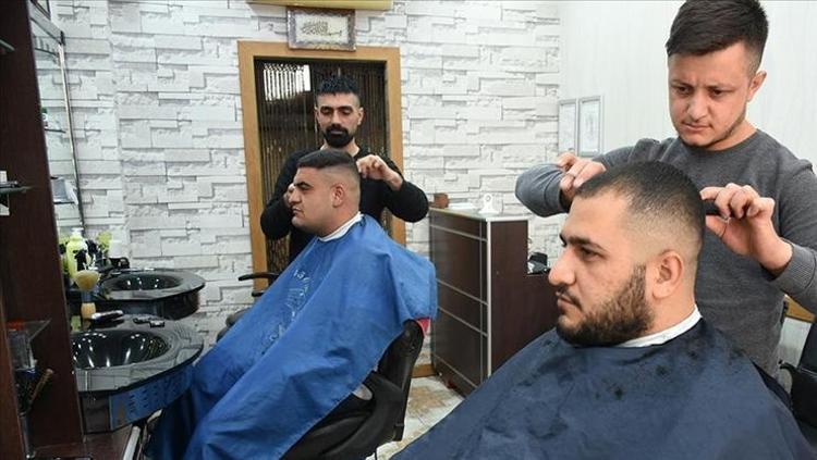 BUGÜN BERBERLER VE KUAFÖRLER AÇIK MI 1 Ocak berberler ve kuaförler saat kaçta açılıyor, kapanıyor Kuaförlerin mesai saatleri 2025