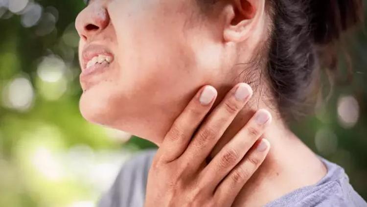 Boğaz ağrısını anında kesiyor Bu ikisini karıştırınca ne ağrı kalıyor ne kaşıntı: Boğazınızdaki tüm mikropların kökünü kurutacak