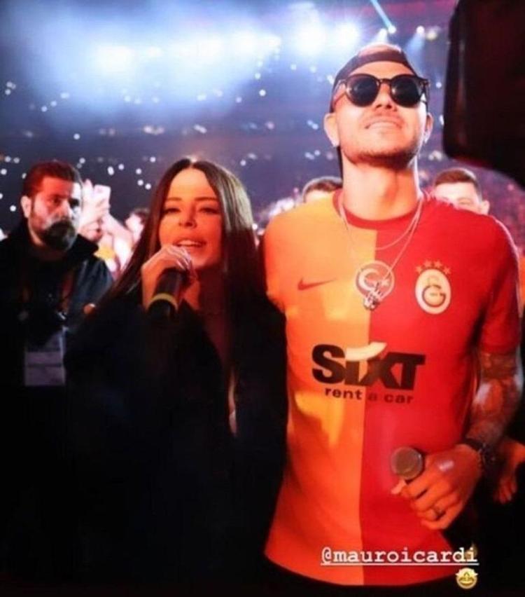 Yeni bir aşk mı doğuyor Icardiden çok konuşulacak Simge Sağın hamlesi