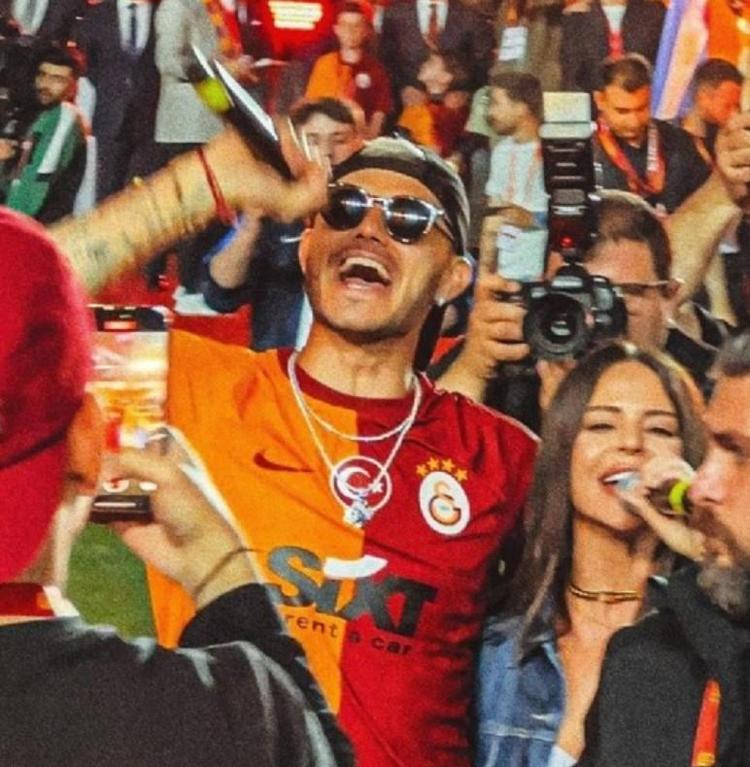 Yeni bir aşk mı doğuyor Icardiden çok konuşulacak Simge Sağın hamlesi