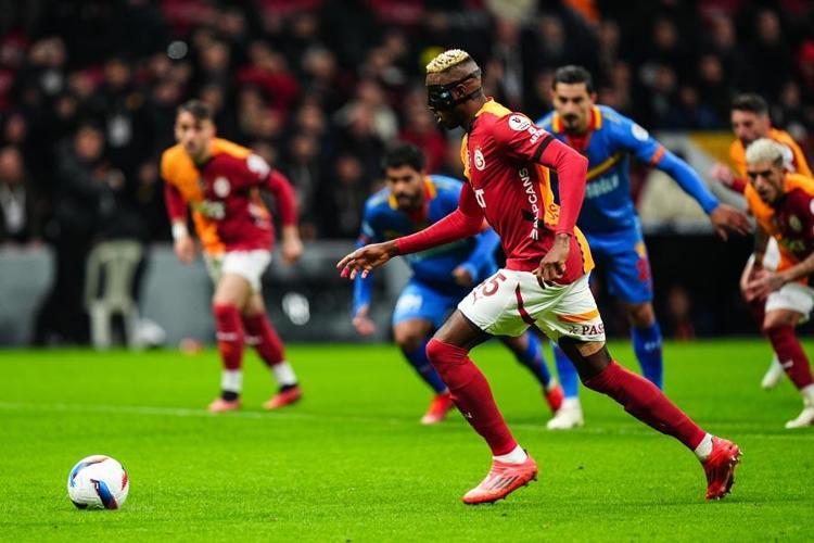 Galatasaray Göztepe maçında 3 gol ve 1 penaltı vardı Aslan galibiyet serisine devam dedi