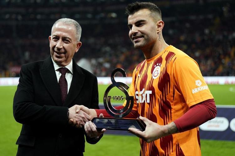 Abdülkerim Bardakcıya plaket verildi