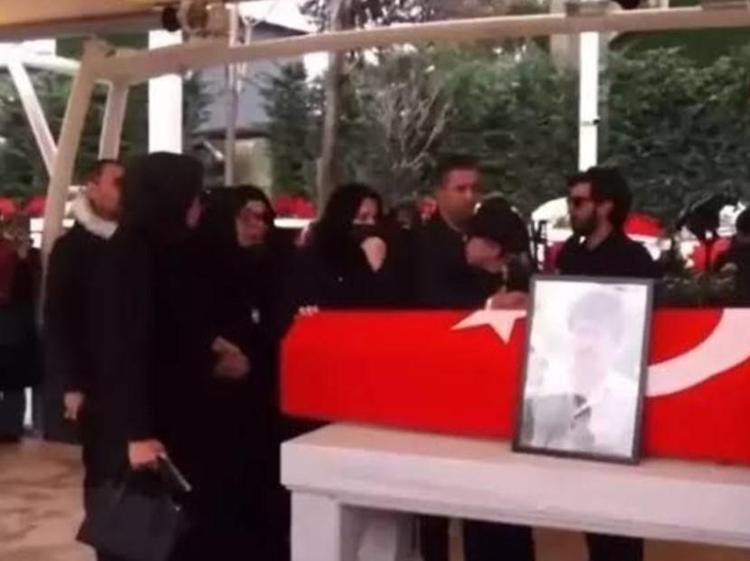 “TABUT BAŞINDA AĞLIYOR NUMARASI YAPTI”