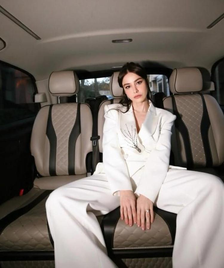 Özge Gürelden eşine romantik sözler Gözümün önünde olmasına bayılıyorum