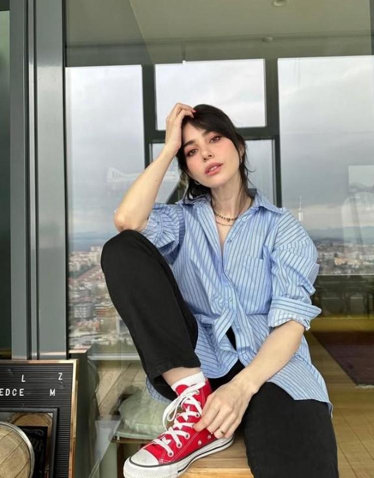 Özge Gürelden eşine romantik sözler Gözümün önünde olmasına bayılıyorum