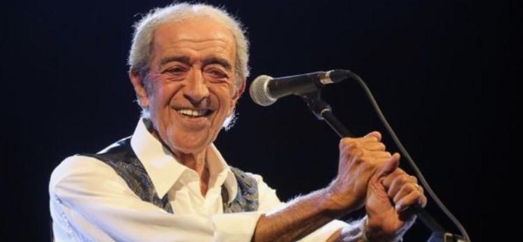 Entübe edilen Edip Akbayram için sevenleri hastaneye akın etti